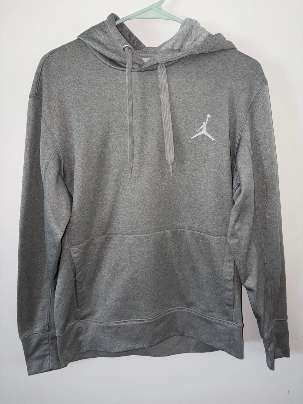 Nike Jordan Men’s Gray Therma-Fit Athletic Pullover Hoodie (Medium)